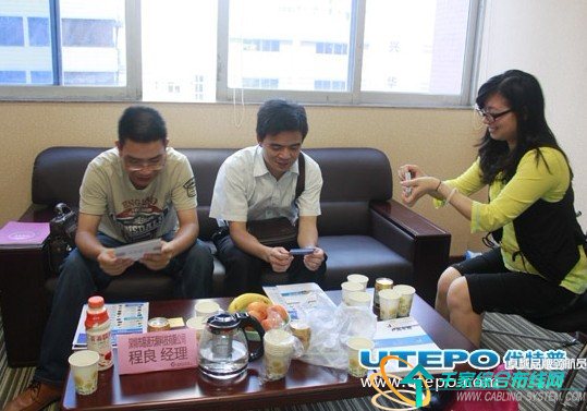 优特普市场部熊经理(右起一)与采购商洽谈甚欢