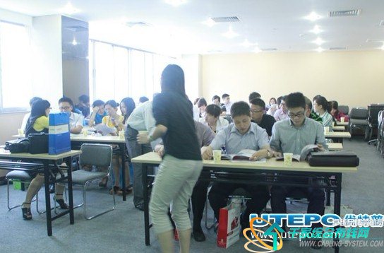 慧聪工作人员为每位客人端茶送水