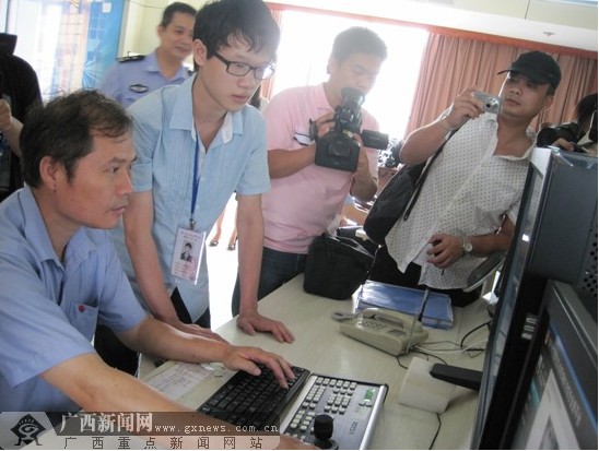 市民通过违法抓拍平台对实时发生的交通违法行为进行抓拍